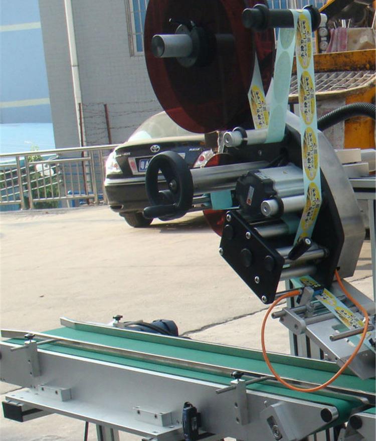 Automatyczna naklejka Producent maszyn do etykietowania kubków mleka na górnej powierzchni