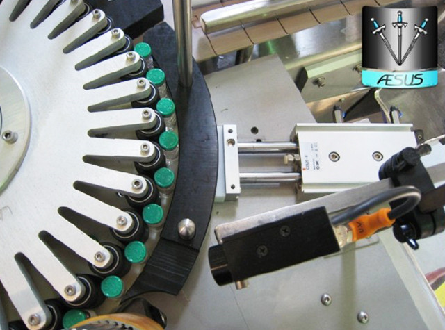 Zautomatyzowane niestandardowe stożkowe butelki Wskazane pojemniki Obrotowa maszyna do etykietowania Szczegóły