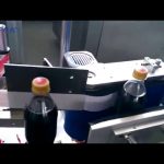 Automatyczna maszyna do etykietowania butelek coli
