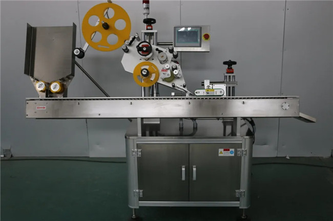 Automatyczna maszyna do etykietowania naklejek poziomych wokół strzykawki
