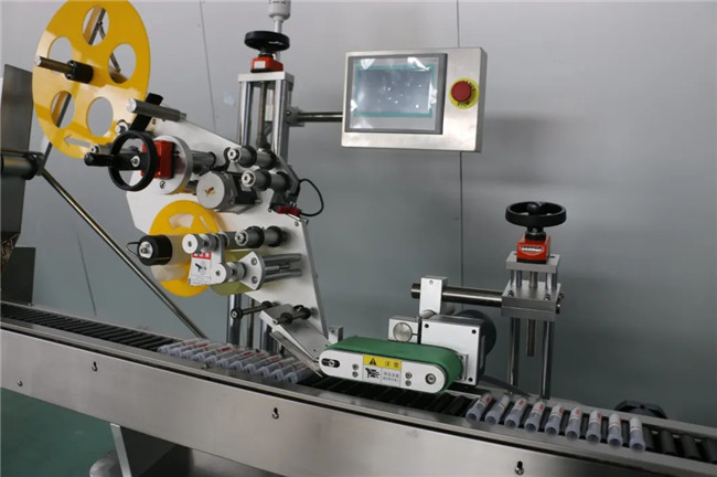 Automatyczna maszyna do etykietowania naklejek poziomych wokół strzykawki