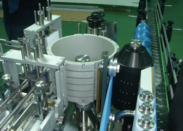 Automatyczne liniowe okrągłe butelki Maszyna do etykietowania na zimno z klejem na mokro