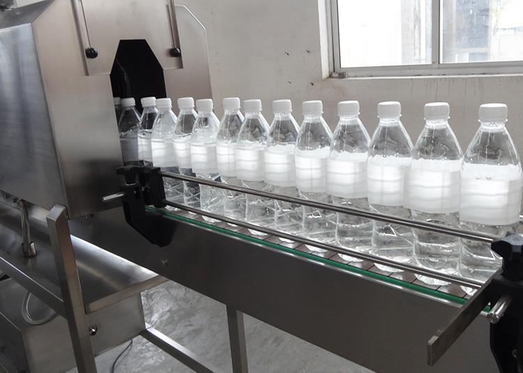 Automatyczna maszyna do etykietowania butelek z termokurczliwym rękawem PVC