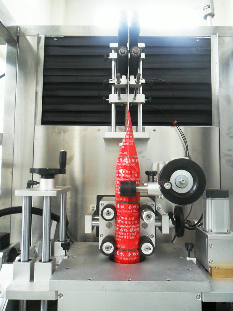 Automatyczna maszyna do etykietowania termokurczliwych butelek z sokiem z tworzywa sztucznego
