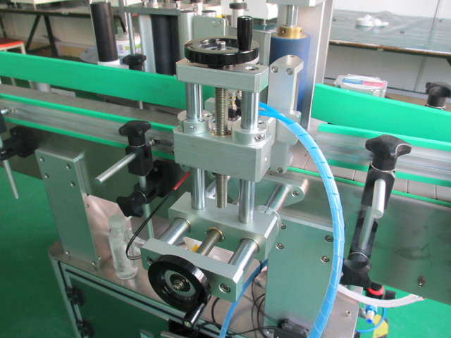 Automatyczne pionowe okrągłe metalowe puszki etykieciarka Szczegóły maszyn