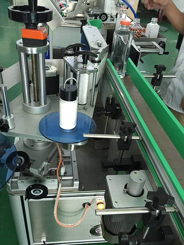 Automatyczne pionowe butelki kwadratowe Szczegóły maszyny do etykietowania z czterema stronami