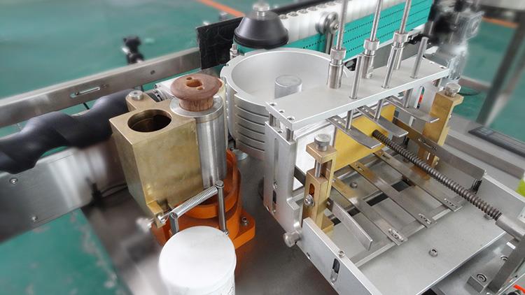 W pełni automatyczna maszyna do etykietowania etykiet z mokrym klejem do produktów alkoholowych