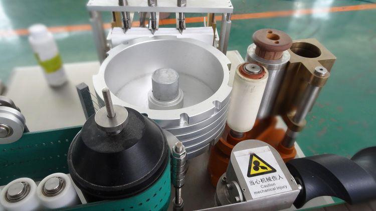 W pełni automatyczna maszyna do etykietowania etykiet z mokrym klejem do produktów alkoholowych