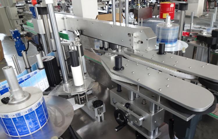 Pionowa maszyna do etykietowania dwustronnych butelek z tworzywa sztucznego z przodu iz tyłu